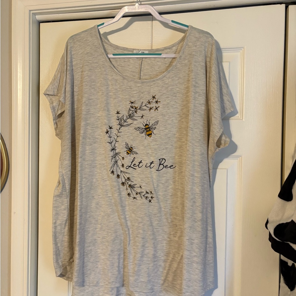 Maurices Light Gray Bee Graphic Tee